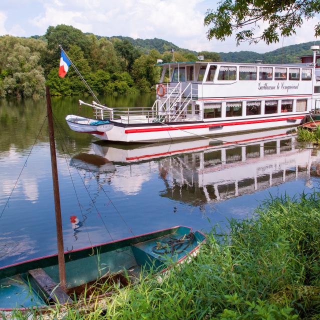 Bateau croisière Guillaume le conquérant et barque sur la seine à Poses en Normandie