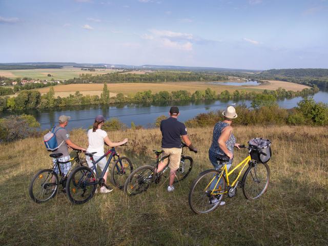famille à vélo admirant par temps bleu le panorama sur la seine de Vironvay dans l'Eure en Normandie