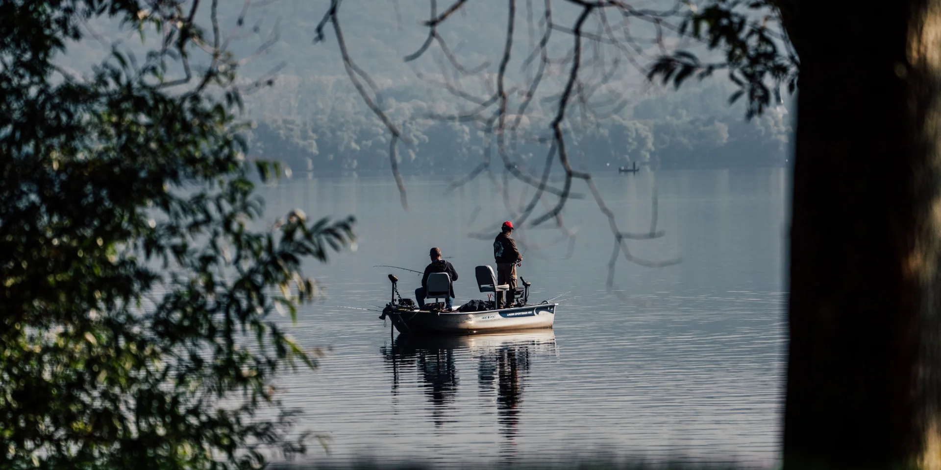 Pêche en barque sur le lac des Deux Amants
