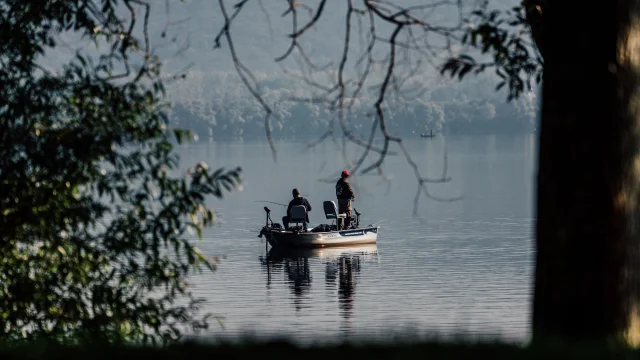 Pêche en barque sur le lac des Deux Amants