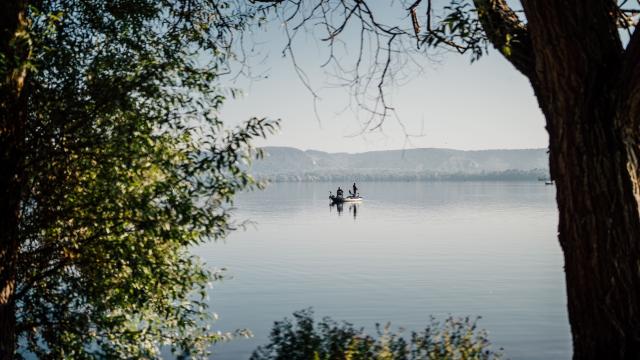 Pêche en barque sur le lac des Deux Amants à Léry-Poses - Normandie - Eure