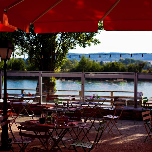 Restaurant au bord de l'eau les Canisses