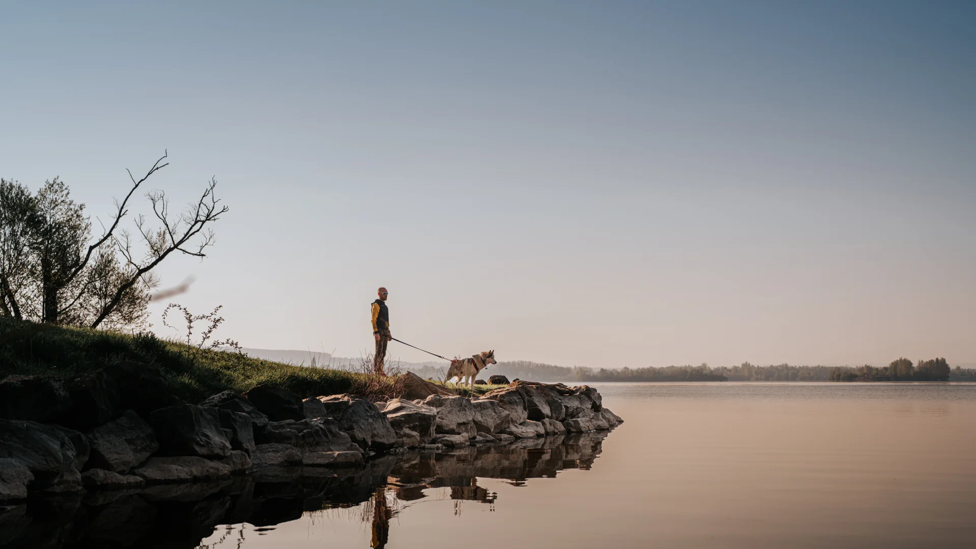 Promeneur avec son chien au bord du lac de Léry-Poses en Seine-Eure
