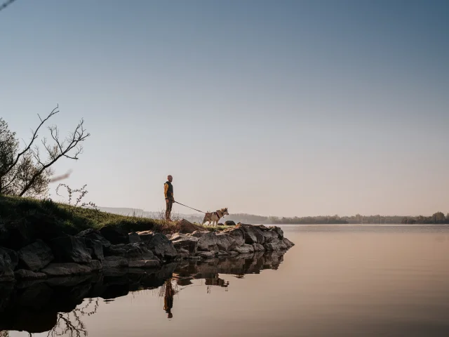 Promeneur avec son chien au bord du lac de Léry-Poses en Seine-Eure