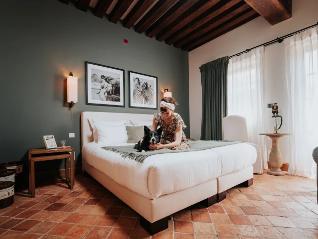 Moment de détente avec son chien au Manoir de Surville